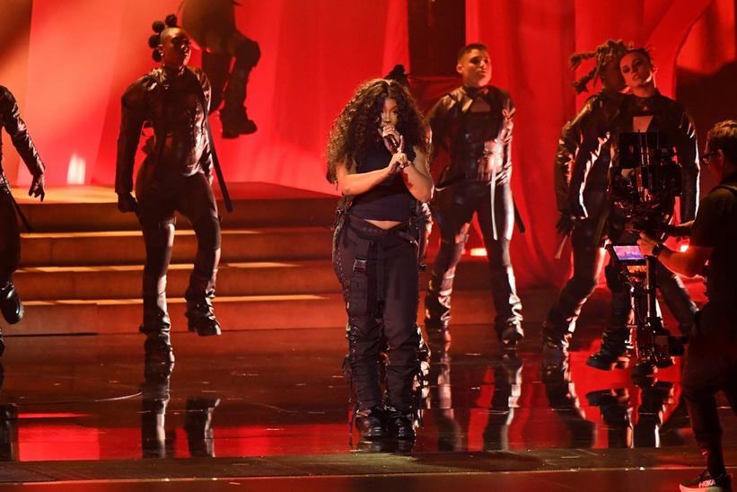 SZA Wakes Up The 2024 GRAMMYs With A Performance Of "Snooze" & "Kill Bill"